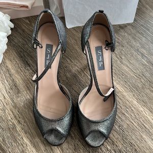 SJP by Sarah Jessica Parker Ursula Pewter 38.5